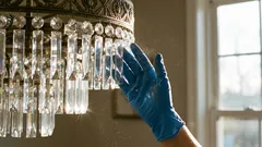Der Staub verschwindet innerhalb weniger Minuten vom Kronleuchter: eine schnelle Methode, ohne die Abdeckungen abzunehmen