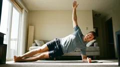 Eine effektive Übung für Bauch, Schultern, Gesäß und Rücken. Machen Sie sie jeden Tag!